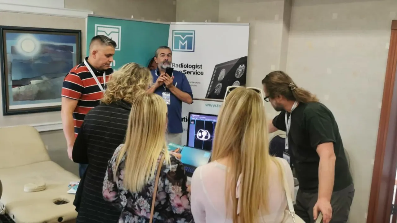 Posetioci gledaju CT studiju u TelMed pregledaču