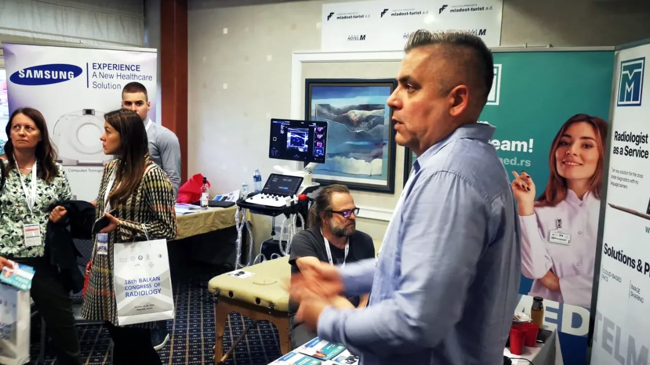Telmed tim u razgovoru sa posetiocima kongresa pored Telmed štanda